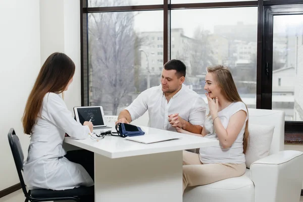 Una Pareja Joven Esperando Bebé Para Consultar Ginecólogo Después Ultrasonido — Foto de Stock