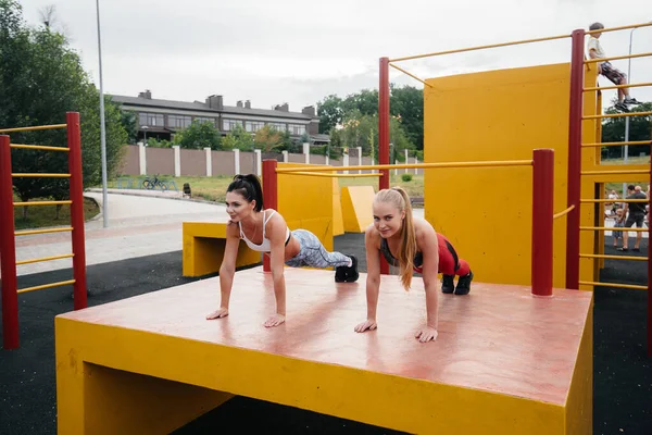 Sportos Szexi Lányok Szinkronban Csinálják Fekvőtámaszokat Szabadban Fitness Egészséges Életmód — Stock Fotó