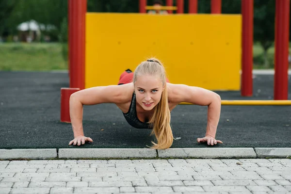 Sexy Meisje Doet Push Ups Buiten Fitness Gezonde Levensstijl — Stockfoto