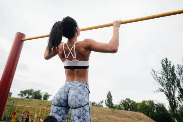 Sexy Girl Pulled Horizontal Bar Open Air Fitness Healthy Lifestyle — Stock Photo, Image