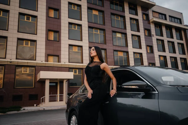 Chica Joven Con Estilo Encuentra Cerca Del Coche Vestido Negro — Foto de Stock