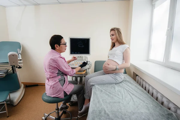 Gravid Flicka Rekommenderas Läkare Efter Ett Ultraljud Kliniken Läkarundersökning — Stockfoto