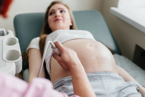 Una Niña Embarazada Está Haciendo Una Ecografía Del Abdomen Clínica — Foto de Stock