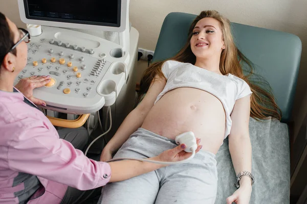 Una Chica Embarazada Recibe Una Ecografía Abdomen Clínica Examen Médico — Foto de Stock