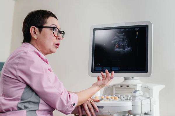 Doktor Klinice Poblíž Ultrazvukové Terapie Lékařské Vyšetření — Stock fotografie