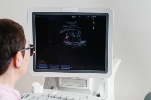 Doktor Klinice Poblíž Ultrazvukové Terapie Lékařské Vyšetření — Stock fotografie