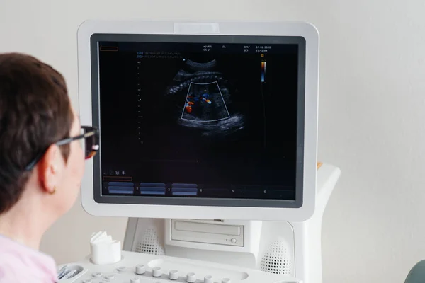 Médico Clínica Cerca Del Dispositivo Terapia Por Ultrasonido Examen Médico — Foto de Stock