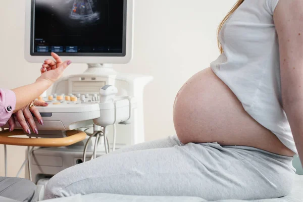 Gravid Flicka Har Ett Ultraljud Buken Kliniken Närbild Läkarundersökning — Stockfoto