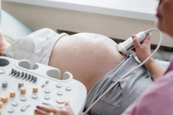 Una Niña Embarazada Está Haciendo Una Ecografía Del Abdomen Clínica — Foto de Stock