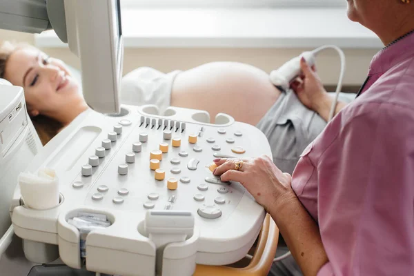 Dispositivo Ultrasonido Primer Plano Durante Examen Médico Una Mujer Embarazada — Foto de Stock