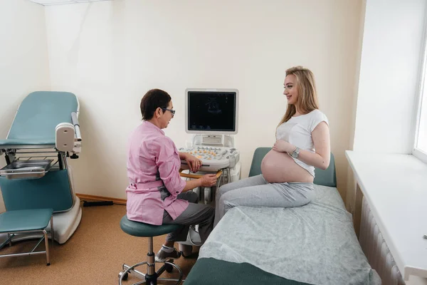 Gravid Flicka Rekommenderas Läkare Efter Ett Ultraljud Kliniken Läkarundersökning — Stockfoto