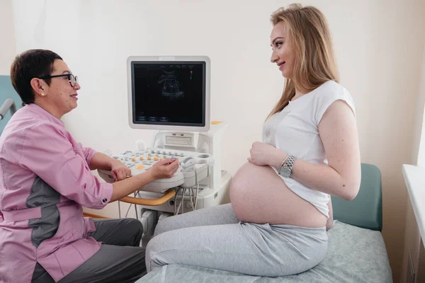 Gravid Flicka Rekommenderas Läkare Efter Ett Ultraljud Kliniken Läkarundersökning — Stockfoto