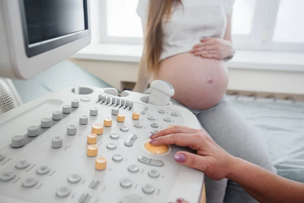 Dispositivo Ultrasonido Primer Plano Durante Examen Médico Una Mujer Embarazada — Foto de Stock