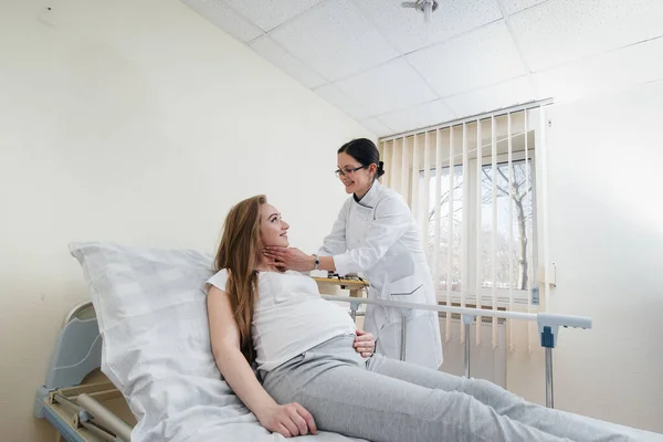 Lékař Radí Slouží Mladé Těhotné Dívce Lékařské Klinice Lékařské Vyšetření — Stock fotografie