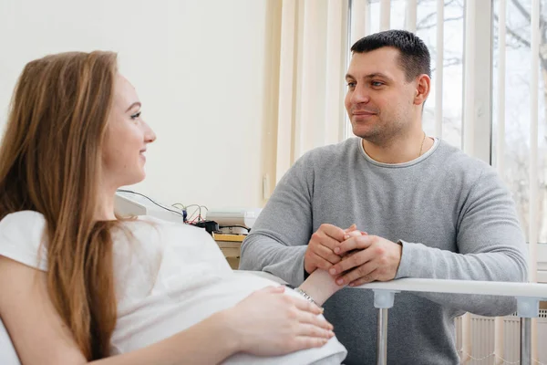 Gravid Flicka Kliniken För Samråd Med Den Blivande Fadern Läkarundersökning — Stockfoto