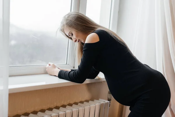 Silná Bolest Těhotné Ženy Stojící Okna Těhotenství — Stock fotografie