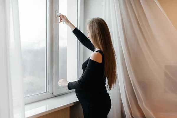 Беременная Девушка Открывает Окно Подышать Свежим Воздухом — стоковое фото