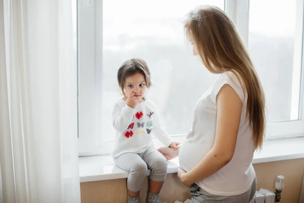 Una Madre Embarazada Está Pie Cerca Ventana Con Hijita — Foto de Stock