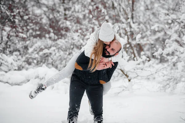 Pár Hrající Sněhem Lese — Stock fotografie