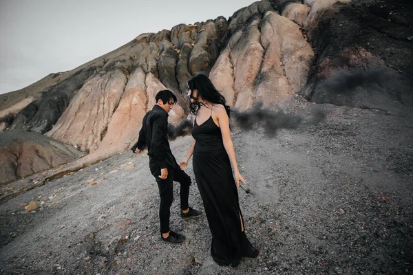 Couple Asiatique Amoureux Allumé Des Bombes Fumigènes Noires Dans Les — Photo