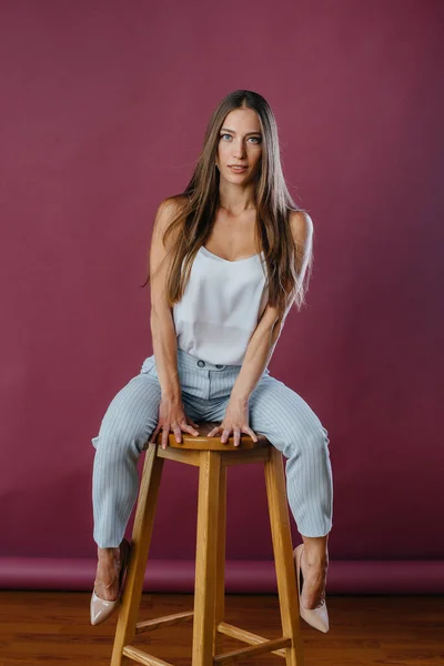 Belle Fille Sexy Posant Dans Studio Sur Une Chaise Mode — Photo