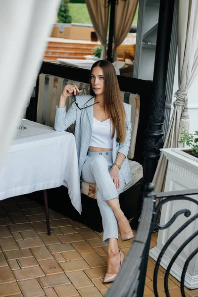 Beautiful Young Girl Sitting Veranda Beautiful House Relaxation — Stock Photo, Image