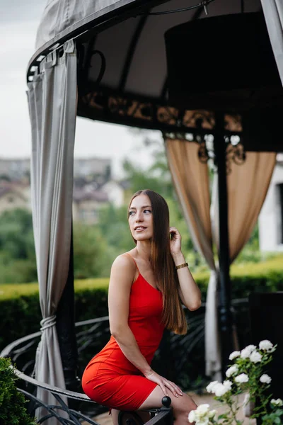 Una Hermosa Joven Está Pie Terraza Una Hermosa Casa — Foto de Stock