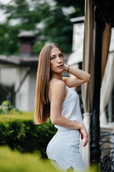 Una Hermosa Joven Está Pie Terraza Una Hermosa Casa — Foto de Stock