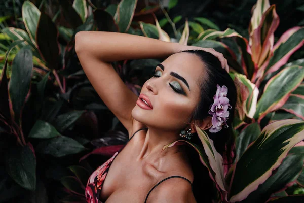 Uma Jovem Bela Morena Posando Entre Densas Moitas Selva Floresta — Fotografia de Stock