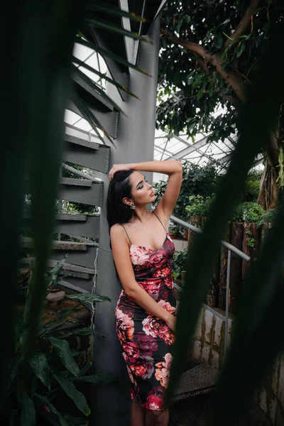 Een Jonge Mooie Brunette Poseert Vlakbij Een Wenteltrap Botanische Tuin — Stockfoto