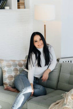 Anne ve kızları kanepede oynuyorlar. Bir aile. Mutluluk.