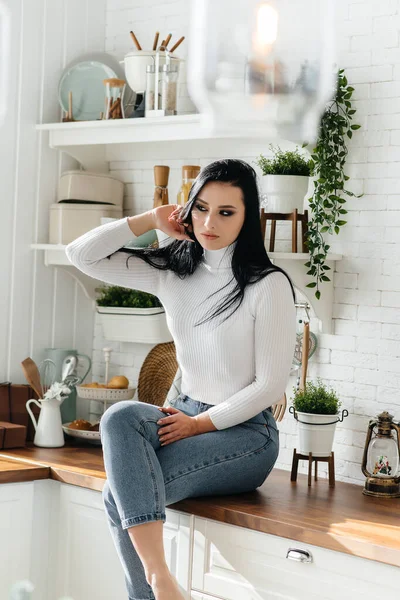 Belle Jeune Fille Prend Petit Déjeuner Boit Café Dans Cuisine — Photo