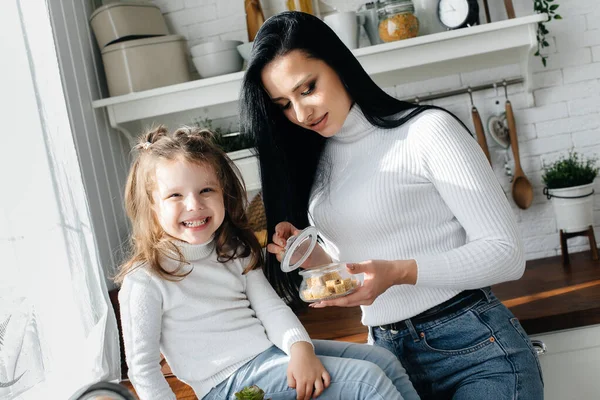 Mãe Filha Cozinham Cozinha Brincam Família Felicidade — Fotografia de Stock