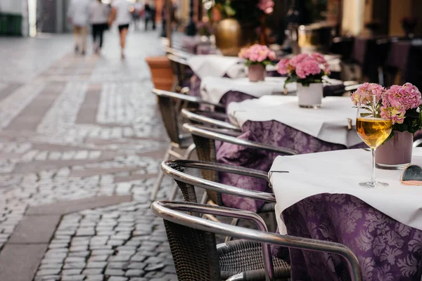 Una Copa Vino Mesa Una Hermosa Cafetería Centro Europa Descanso —  Fotos de Stock