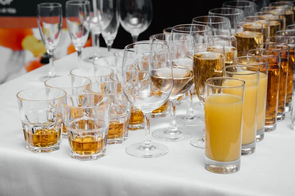 Bril Met Alcoholische Dranken Sappen Close Bij Receptie Drankjes — Stockfoto