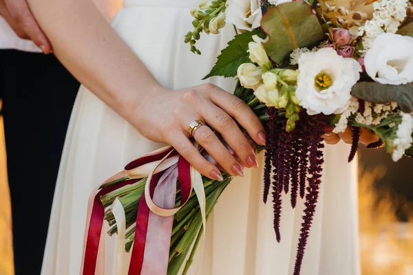 Splendidamente Bello Elegante Bouquet Sposa Tiene Sposa Primo Piano Floristica — Foto Stock