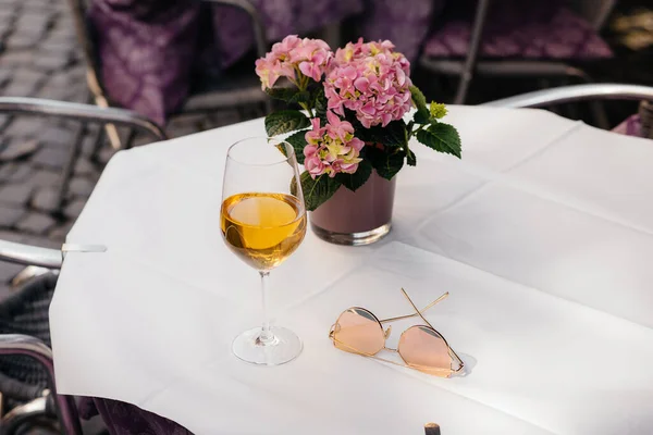 Een Glas Wijn Tafel Van Een Prachtige Koffieshop Het Centrum — Stockfoto