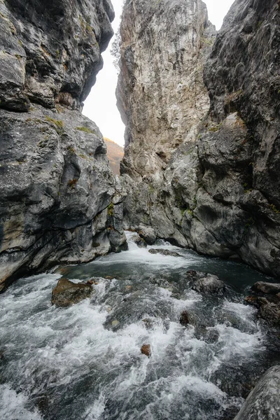Бурная Горная Река Протекает Через Ущелье Гор Природа — стоковое фото