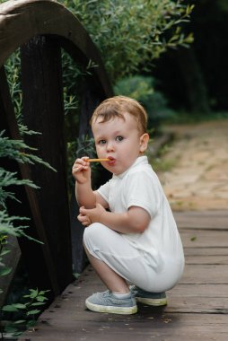 Bir çocuk gün batımında parkta yürür. Mutluluk. Aşk