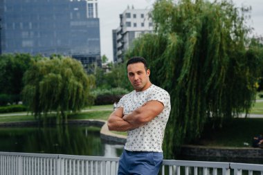 Sportif bir adam ayağa kalkar ve yürüyüş yapar, dinlenir. Yaşam biçimi