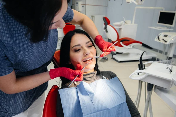 Οδοντίατρος Περιποιείται Δόντια Του Κοριτσιού Στον Ασθενή Οδοντιατρική — Φωτογραφία Αρχείου