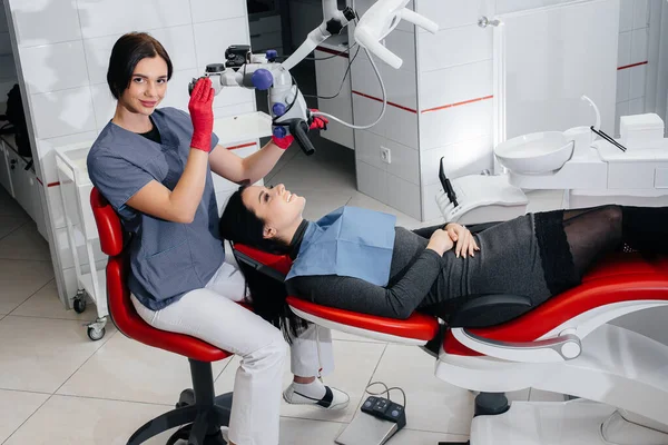 Dentist Looks Microscope Performs Surgery Patient — Stock Photo, Image