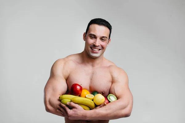 英俊性感的男人在白色的背景上摆着亮晶晶的水果 健康饮食 — 图库照片