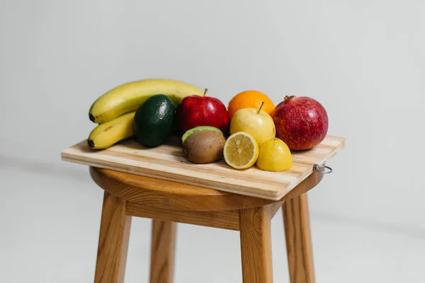 Verschiedene Reife Früchte Auf Einem Holzbrett Auf Weißem Hintergrund Gesunde — Stockfoto