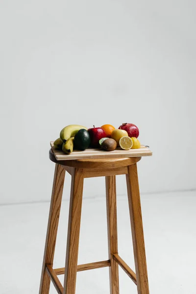 Różne Dojrzałe Owoce Drewnianej Planszy Białym Tle Zdrowa Dieta — Zdjęcie stockowe