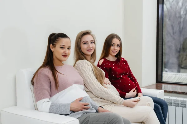 Έγκυες Περιμένουν Τον Γιατρό Στην Αίθουσα Αναμονής — Φωτογραφία Αρχείου
