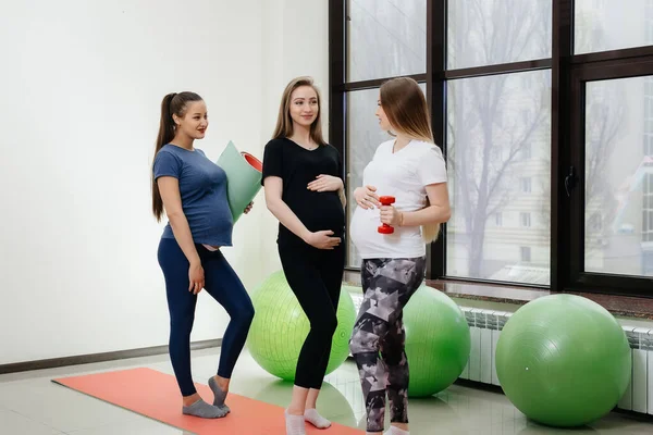 Bir Grup Hamile Kız Yoga Yapıyor Içeride Sosyalleşiyor Sağlıklı Yaşam — Stok fotoğraf