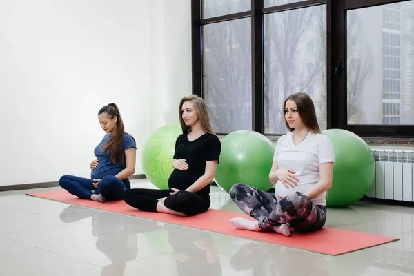 Bir Grup Hamile Kız Yoga Spor Yapıyor Kapalı Mekânlarda Sağlıklı — Stok fotoğraf