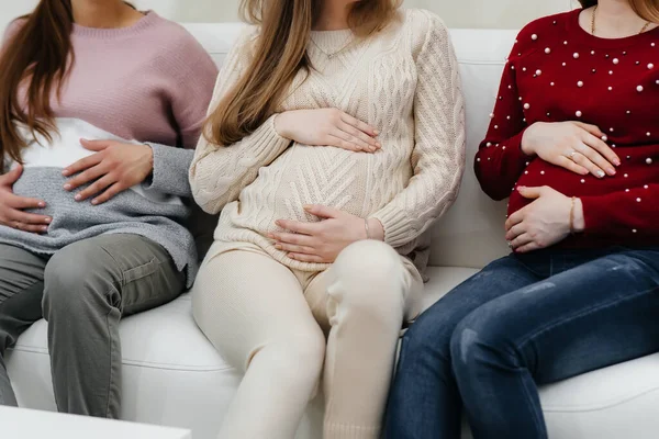 Gravida Flickor Håller Sina Magar Med Händerna Närbild Födelsedatum Klass — Stockfoto