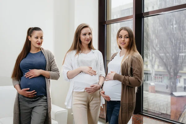 一群怀孕少女在产前课堂上进行交流 对孕妇的照料和咨询 — 图库照片